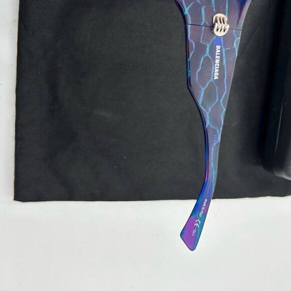 Unisex Balenciaga, wraparound, sunglasses made in Italy - Picture 5 of 8